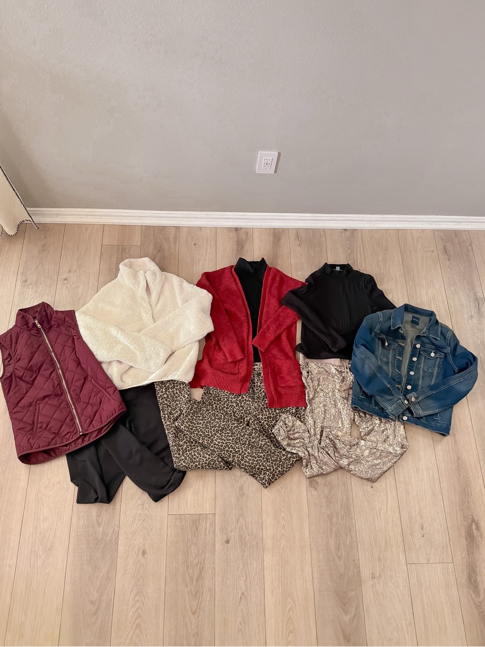 WOMENS STYLISH AND TRENDY BOUTIQUE FALL WINTER CAPSULE OUTFIT BUNDLE SIZE SMALL